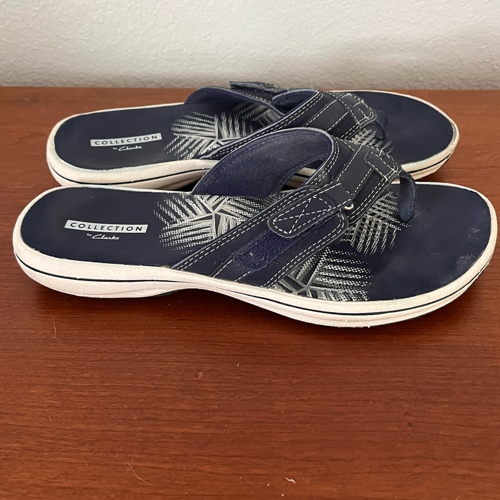 Clarks Brinkley Sea Cloudsteppers flip flops in navy - Picture 4 of 7